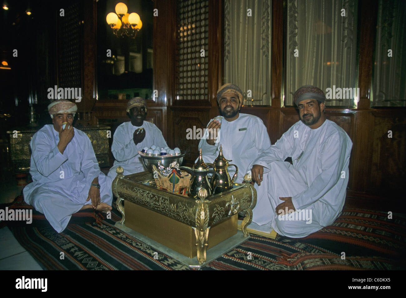 Maenner beim Tee trinken Luxushotel im, Al Bustan, arabo uomini bere il tè, Hotel di lusso Al Bustan, Muscat Foto Stock
