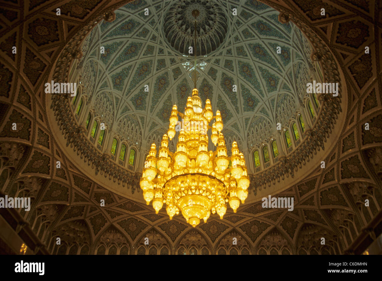 Dome con Svarowski-lampadario, Sultan Quabos moschea, Mascat, Oman Foto Stock