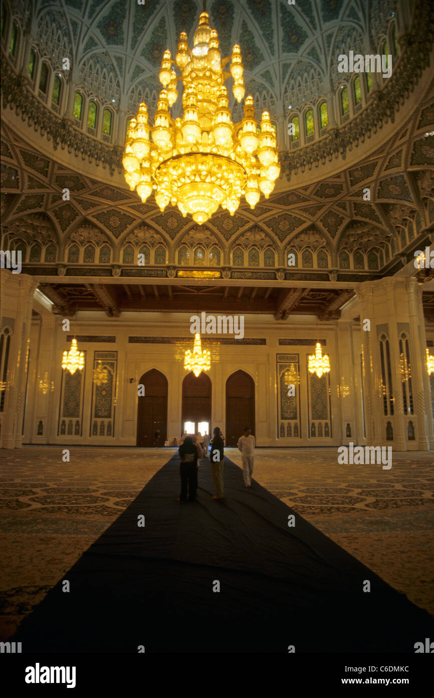 Dome con Svarowski-lampadario, Sultan Quabos moschea, Mascat, Oman Foto Stock