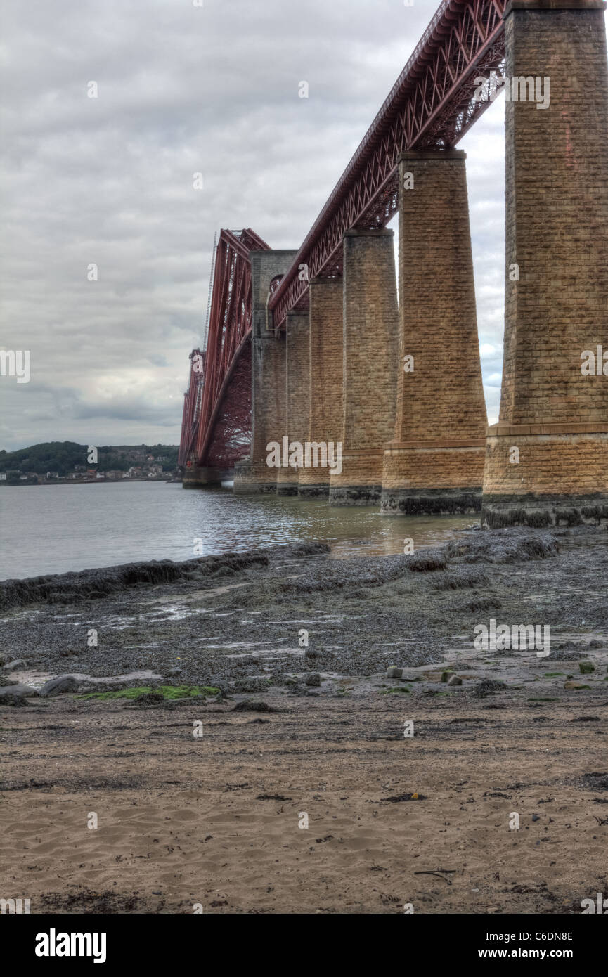 Immagine hdr del mondo famoso Forth Rail Bridge spanning Firth of Forth, Scozia. Foto Stock
