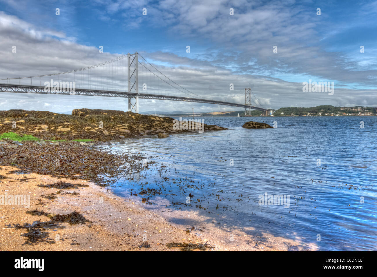 Immagine hdr del mondo famoso Forth Road Bridge spanning Firth of Forth, Scozia. Foto Stock