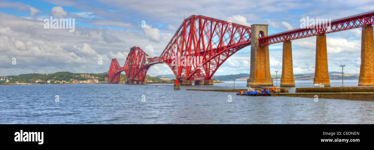 Immagine hdr del mondo famoso Forth Rail Bridge spanning Firth of Forth, Scozia. Foto Stock