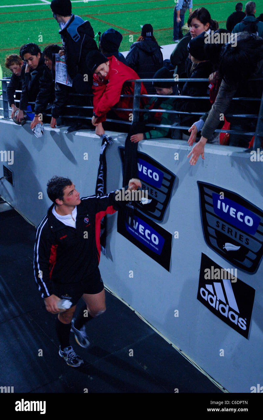 Giocatore di Rugby saluta la ventola Foto Stock