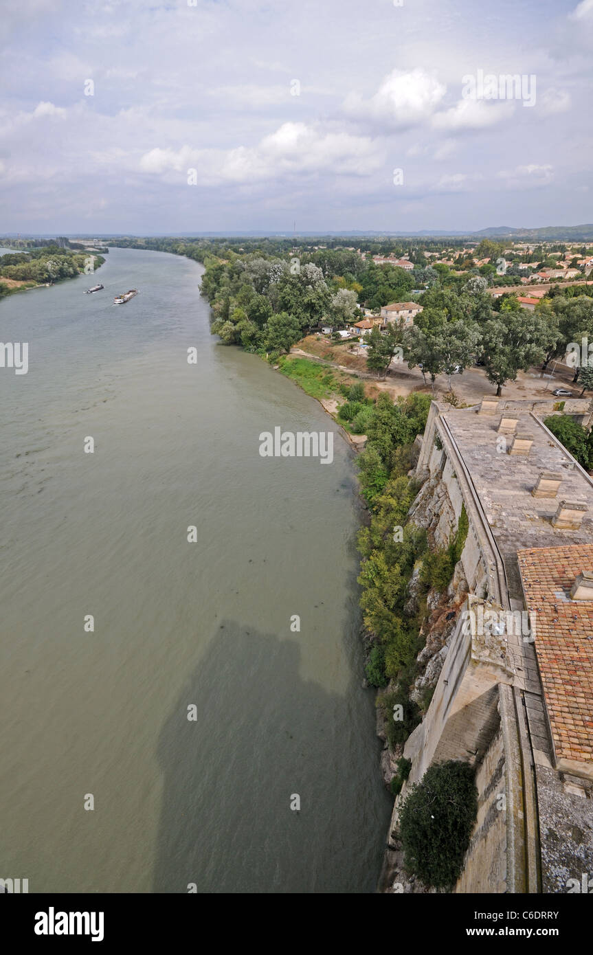 Vista guardando a nord fino al fiume Rodano con barconi da merli del castello di Tarascon Provenza Francia Foto Stock