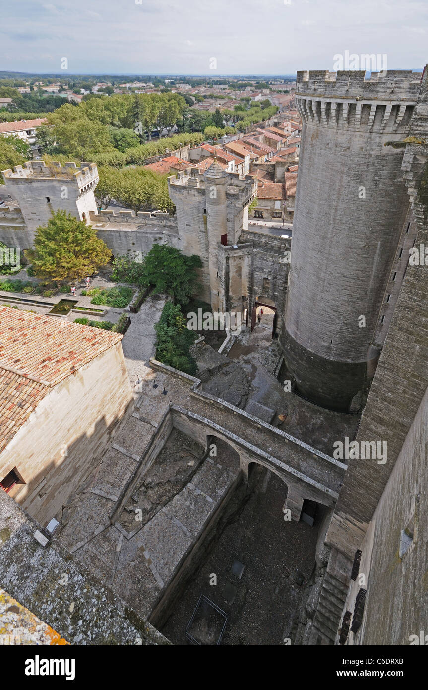 Guardando in giù nel cortile e giardino da merli del castello di Chateau Tarascon Provenza Francia mostra altezza torri Foto Stock