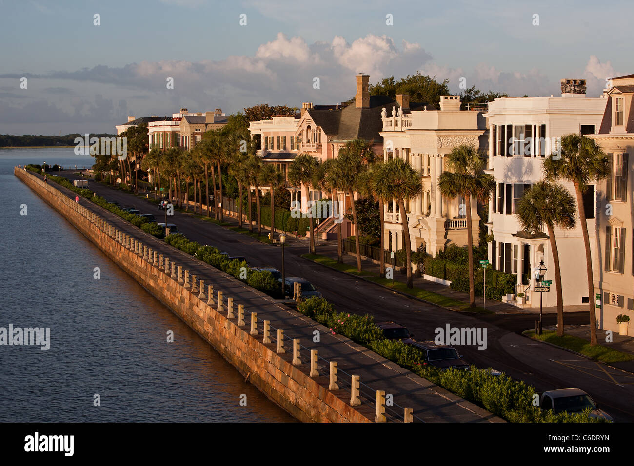 Vista complessiva della batteria a Charleston, Carolina del Sud con abitazioni storiche sul fronte del porto. Foto Stock