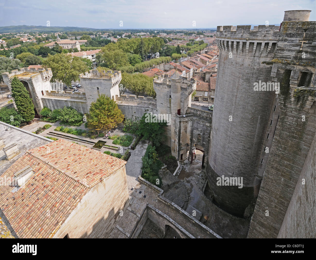 Guardando in giù nel cortile e giardino da merli del castello di Chateau Tarascon Gard Francia mostra altezza torri Foto Stock