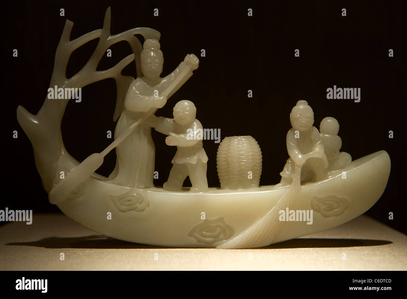 Nephrite ornamento di figure su un Cha(raft), dinastia Qing(1644-1911) Foto Stock