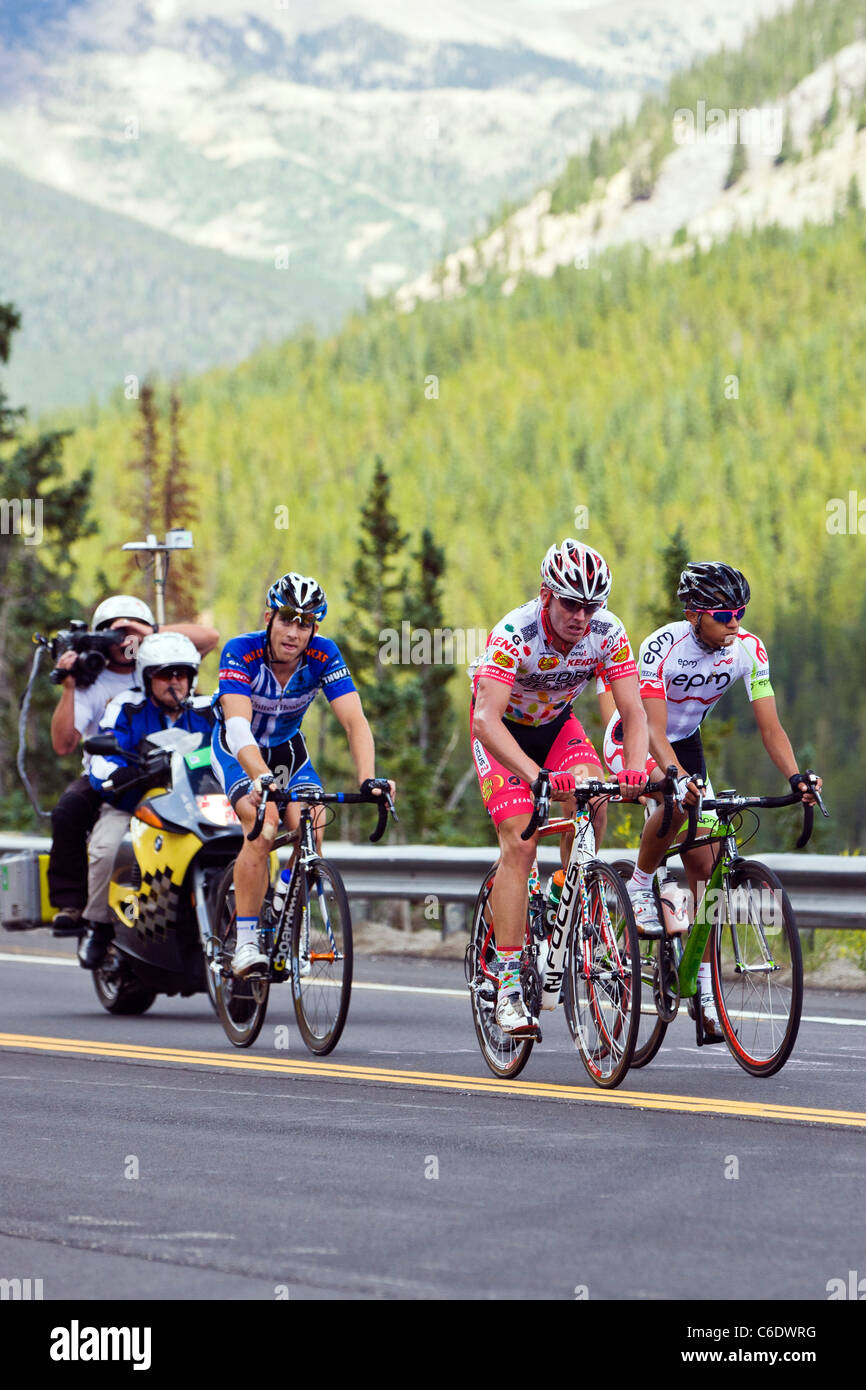 Quattro ciclisti professionisti portano una pausa fuori gara finita Monarch passano in fase uno degli USA Pro Cycling Challenge, Monarch, CO Foto Stock