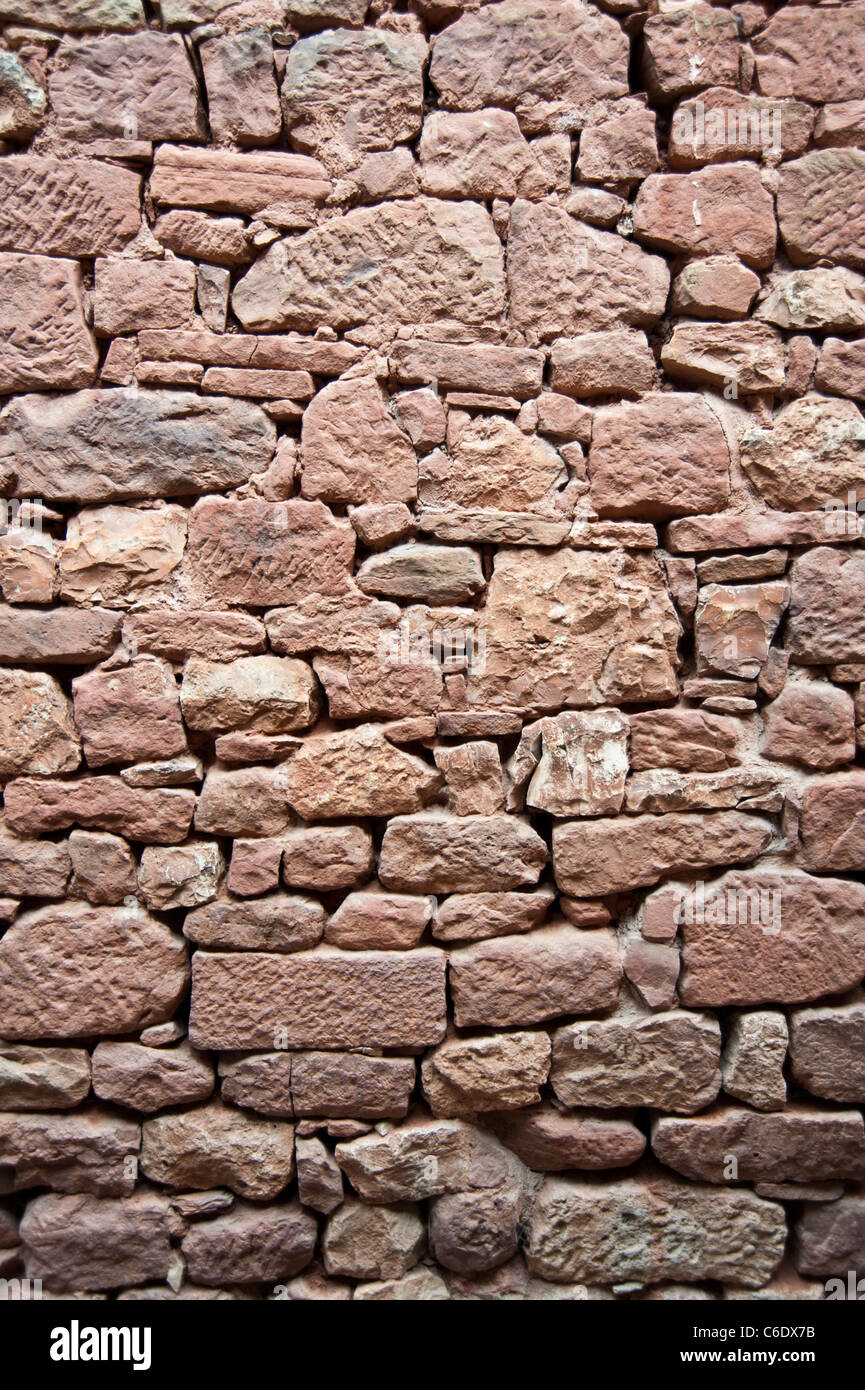 Pietra arenaria rossa e parete di mattoni a Collonges La Rouge Dordogne vicino. Foto Stock