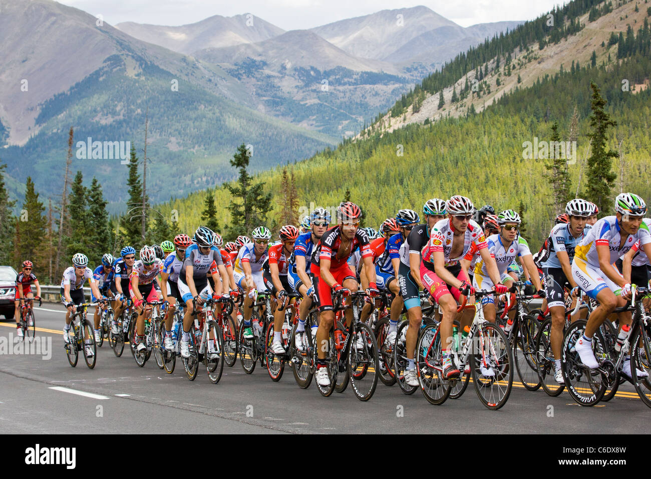 Ciclisti professionisti gara finita Monarch passano in fase uno degli USA Pro Cycling Challenge, Monarch, Colorado, STATI UNITI D'AMERICA Foto Stock