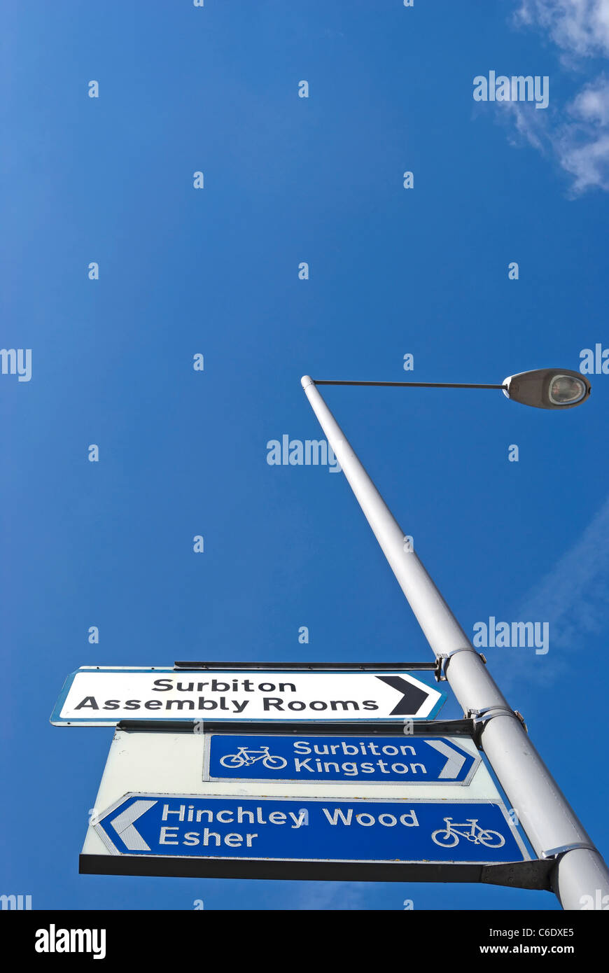 Segno per il gruppo surbiton camere e locali percorsi ciclo a Surbiton Surrey, Inghilterra Foto Stock