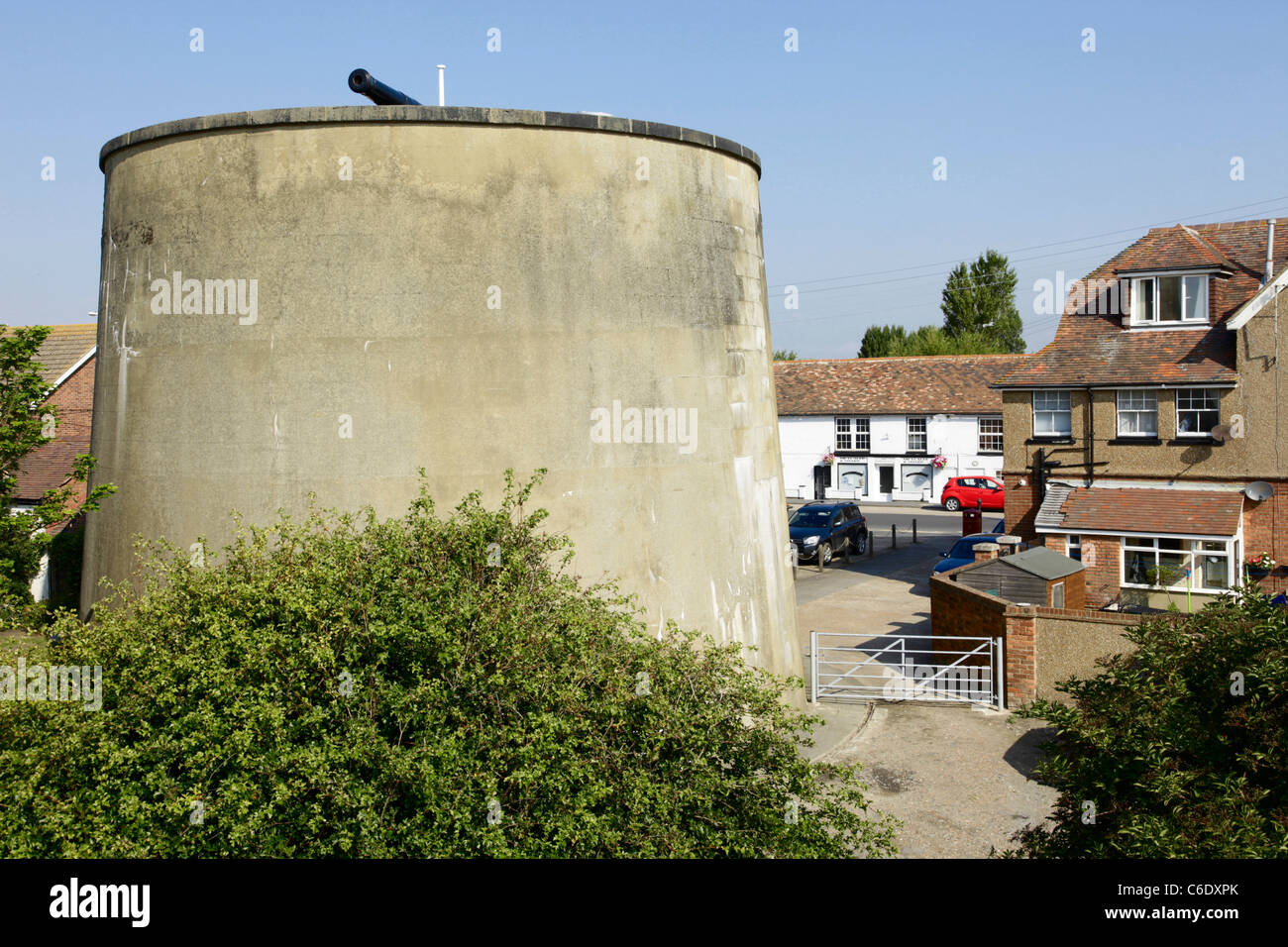 Martello tower 24 con il cannone in cima a Dymchurch Kent Foto Stock