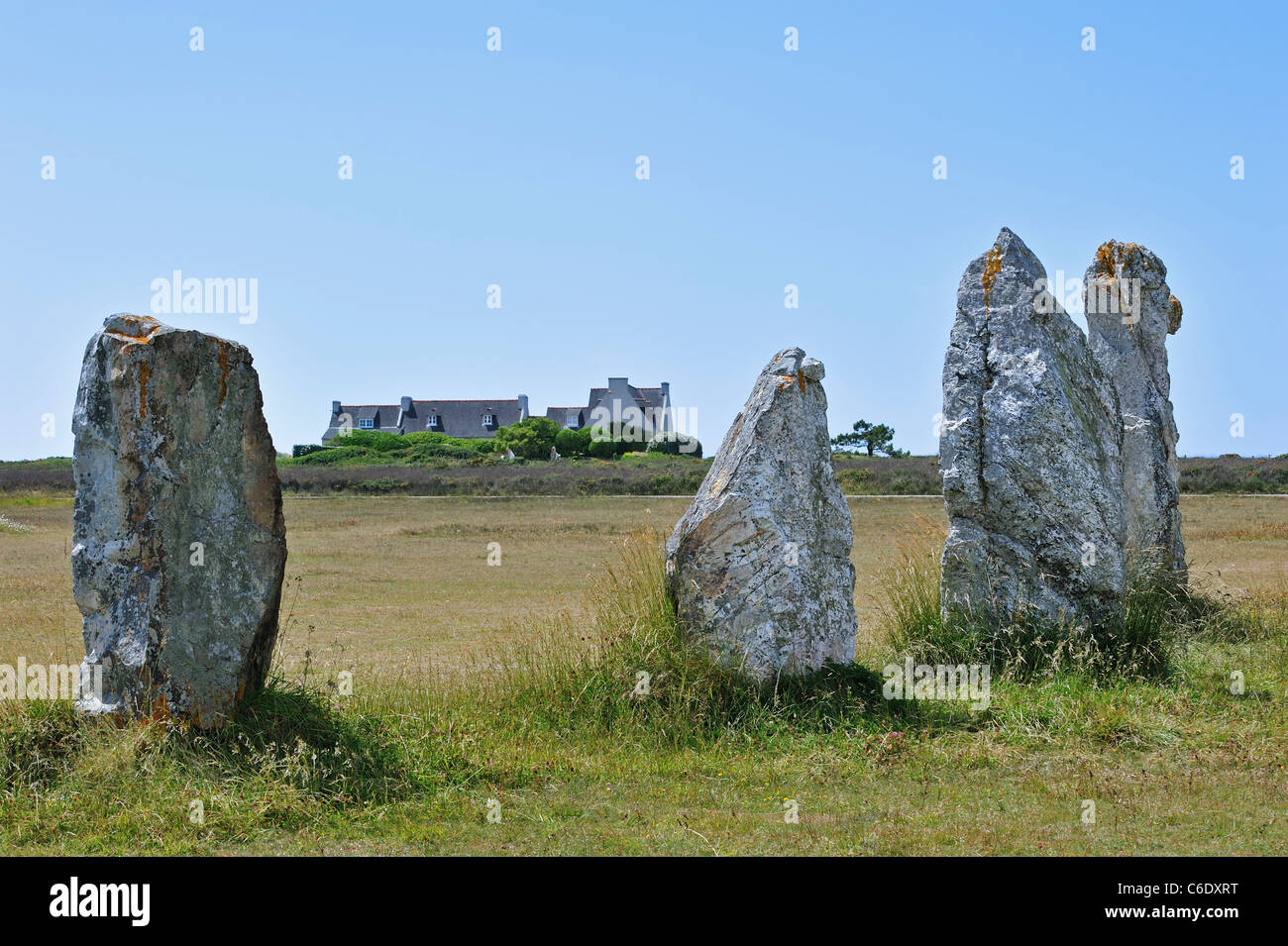 Il neolitico Alignements de Lagatjar, pietra di allineamento megalitico pietre permanente a Camaret-sur-Mer, Bretagna Finistère, Francia Foto Stock