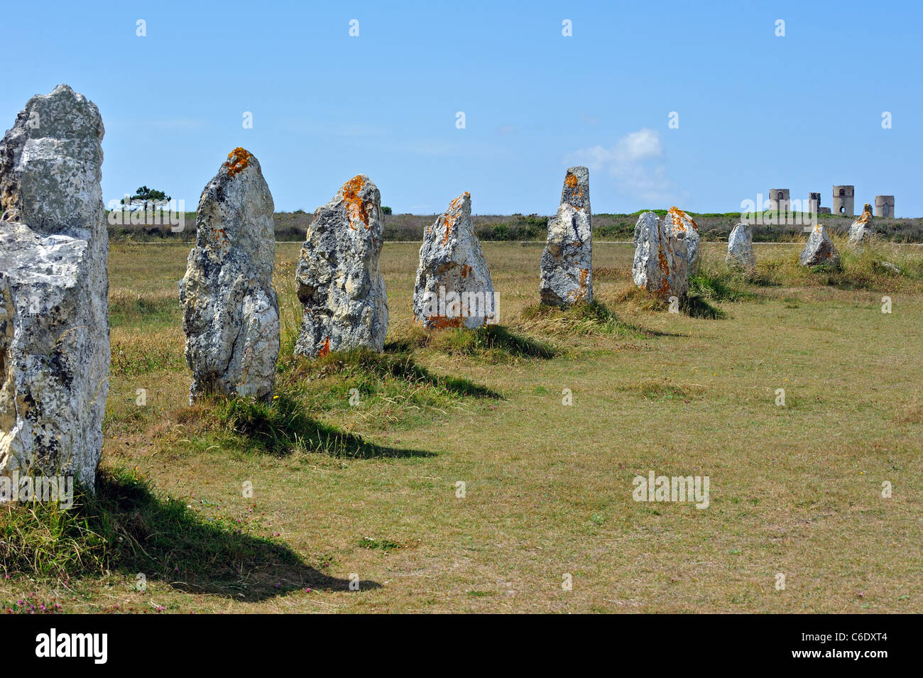 Il neolitico Alignements de Lagatjar, pietra di allineamento megalitico pietre permanente a Camaret-sur-Mer, Bretagna Finistère, Francia Foto Stock