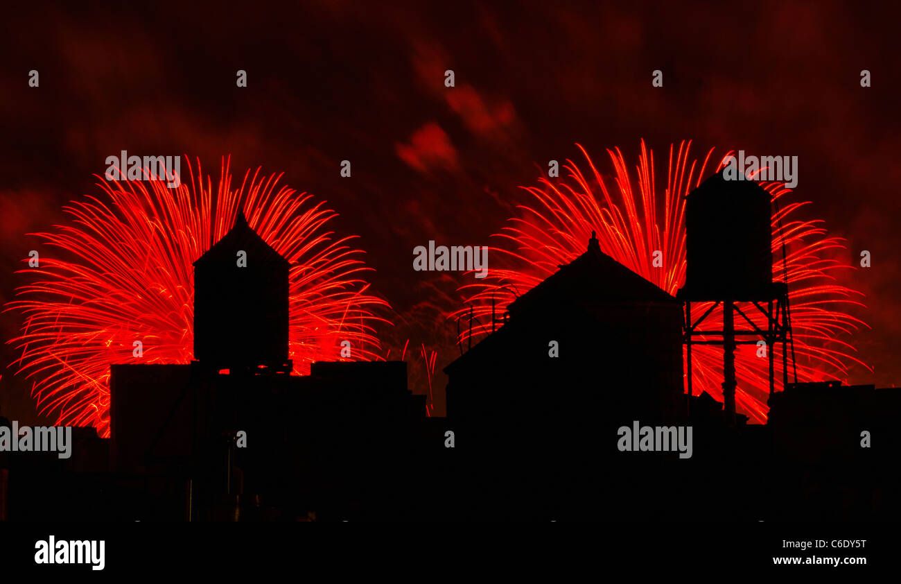 Stati Uniti d'America, New York New York City, quarto di luglio fuochi d'artificio su edifici Foto Stock
