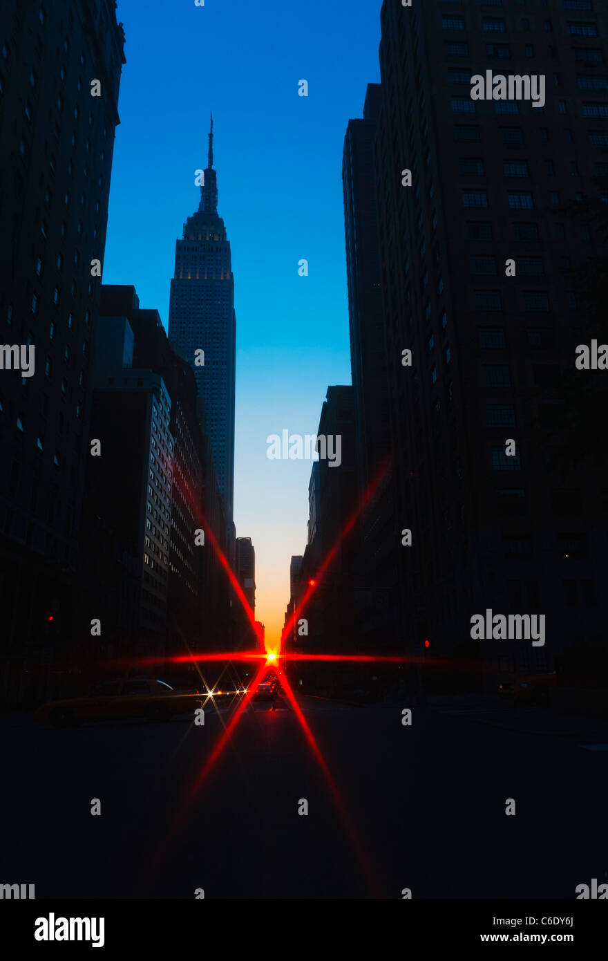 Stati Uniti d'America, New York New York City, Silhouette di Empire State Building e street Foto Stock