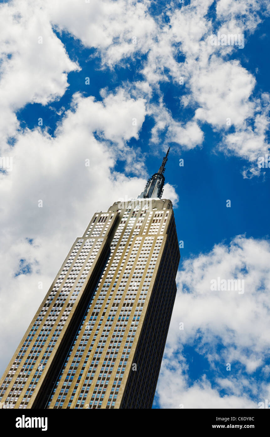 Stati Uniti d'America, New York New York City, Empire State Building con cielo molto nuvoloso Foto Stock
