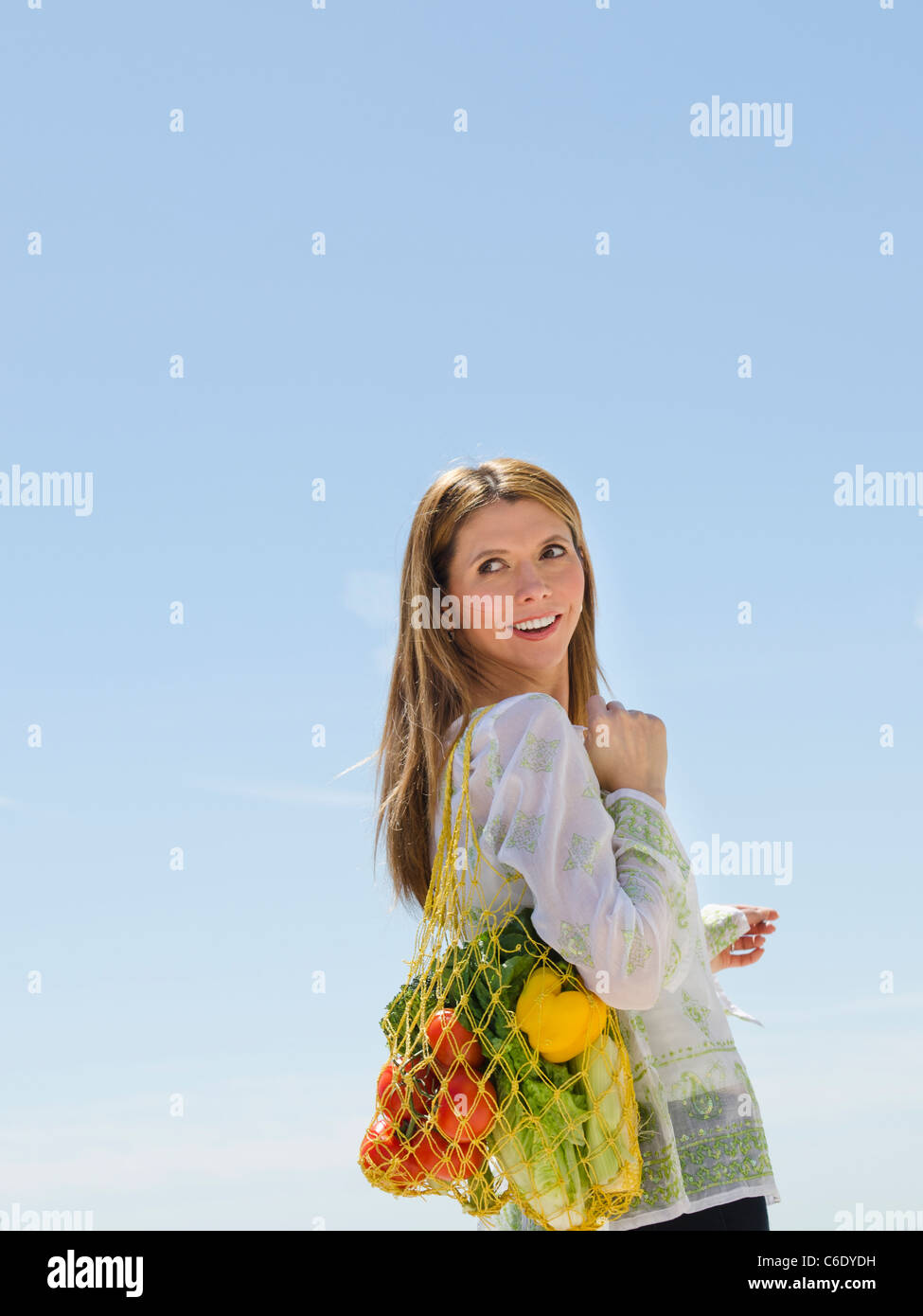 Stati Uniti d'America, New Jersey, Jersey City, donna che trasportano borsa a rete della frutta e della verdura all'aperto Foto Stock