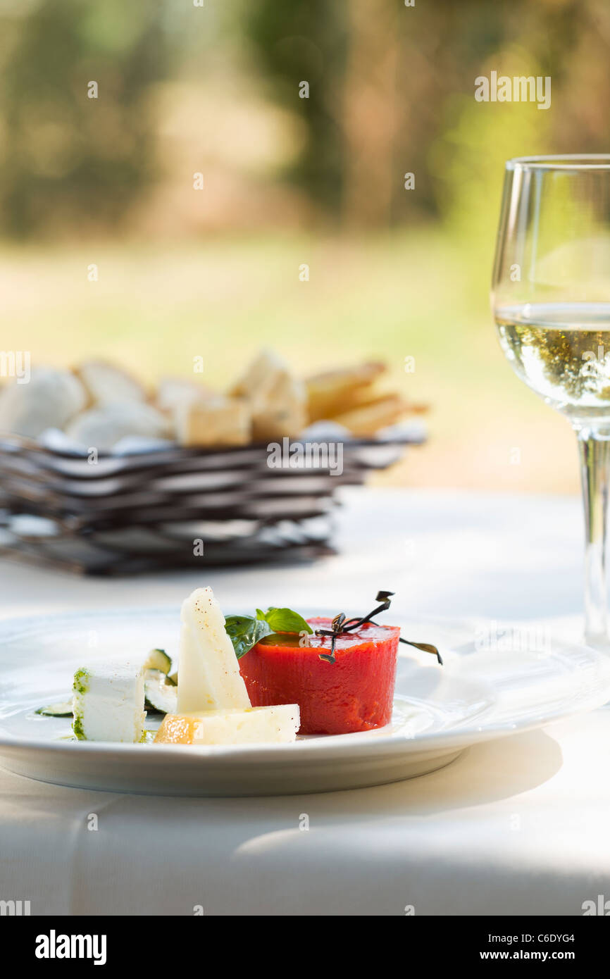 Formaggio italiano piastra con aspic di pomodoro Foto Stock