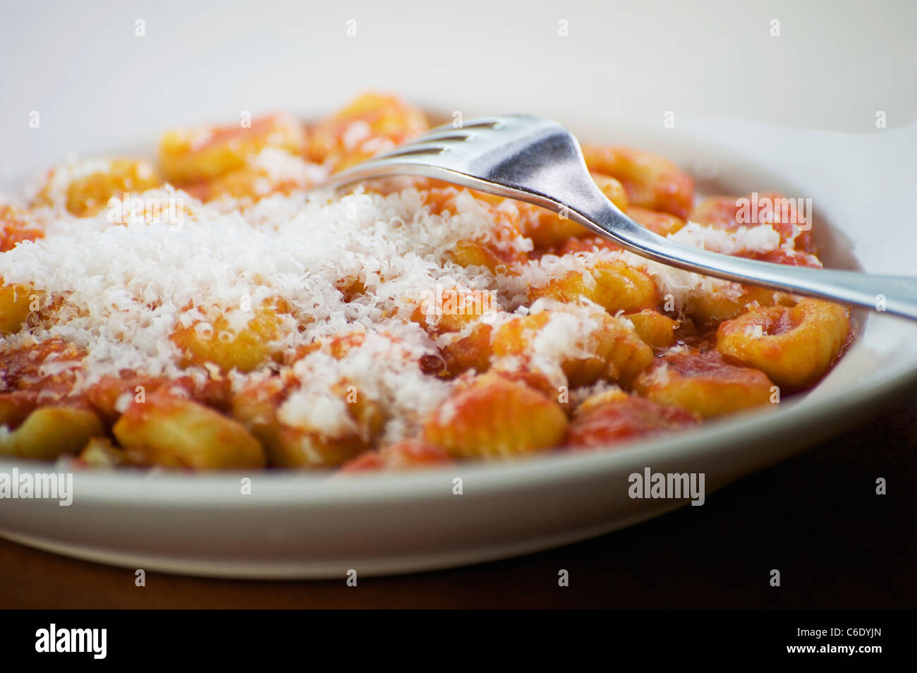 Italian gnocchi con parmigiano e salsa di pomodoro Foto Stock