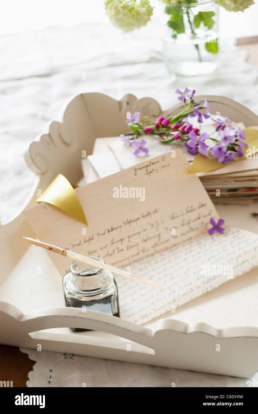 Quill penna con lettere e fiori Foto Stock