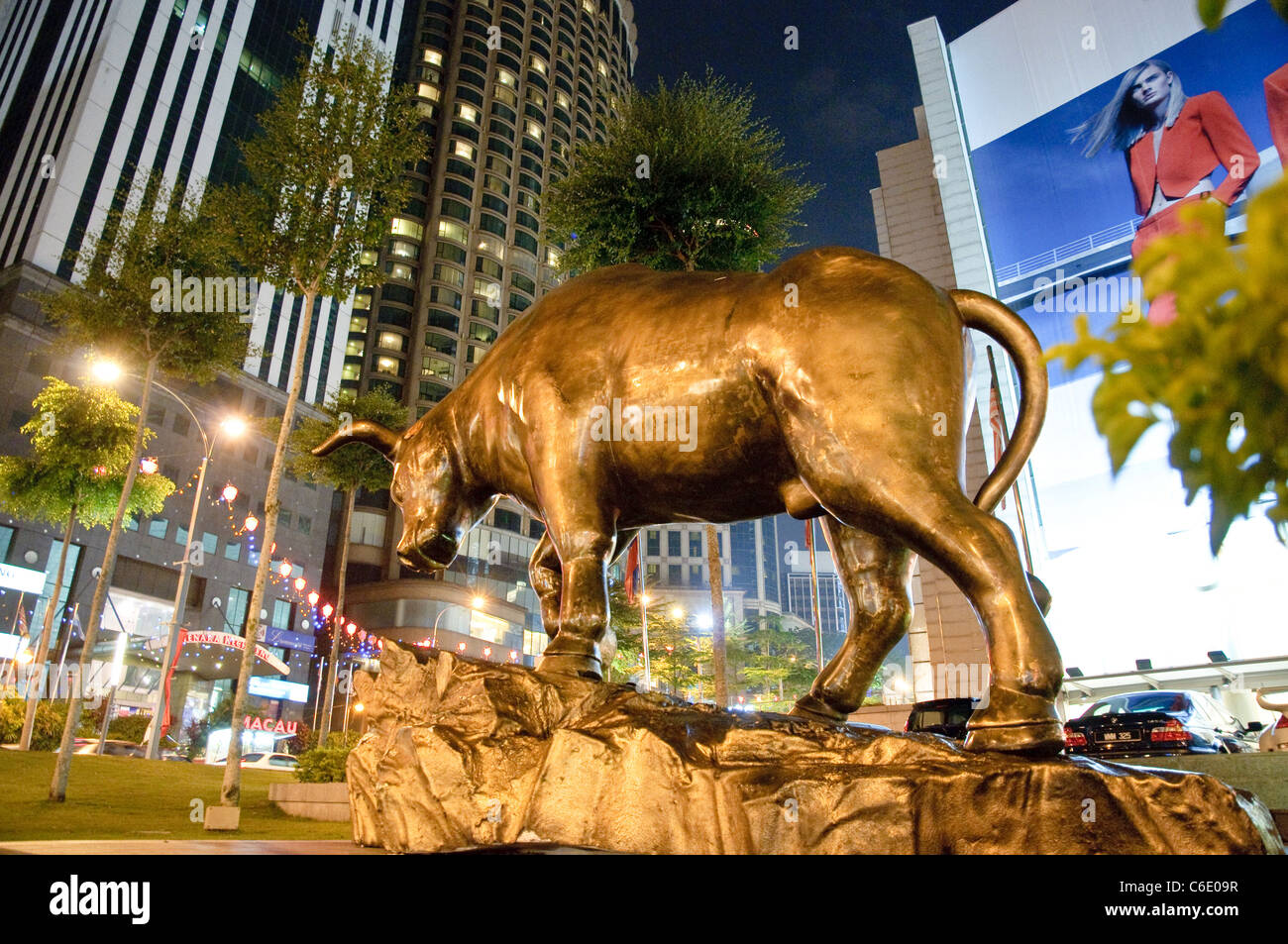 Illuminata la scultura in bronzo di un toro di notte, Kuala Lumpur, Malesia, Asia sud-orientale, Asia Foto Stock