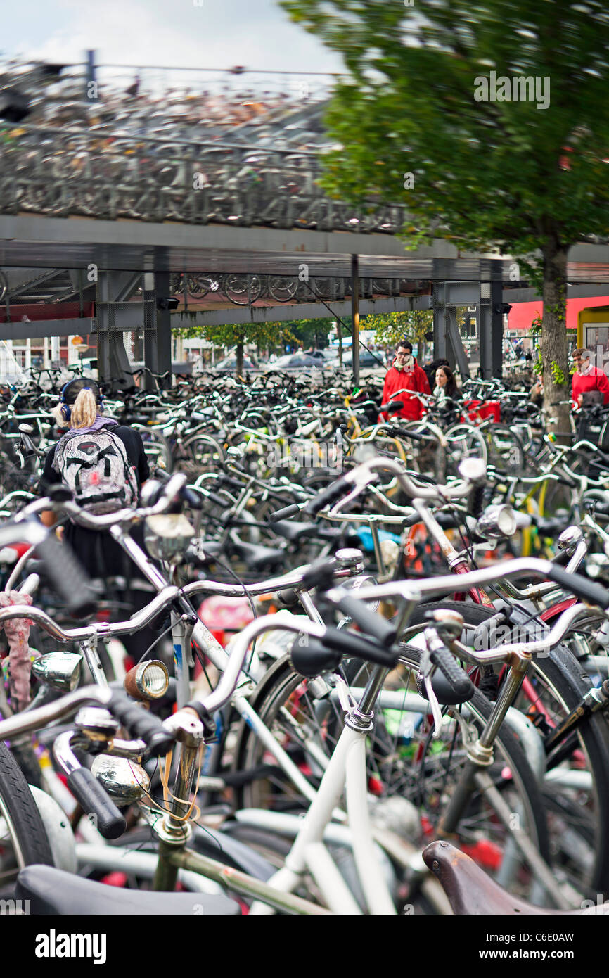 Europa, Paesi Bassi, Olanda, Amsterdam, parcheggio biciclette a cental Amsterdam al di fuori della stazione ferroviaria principale Foto Stock