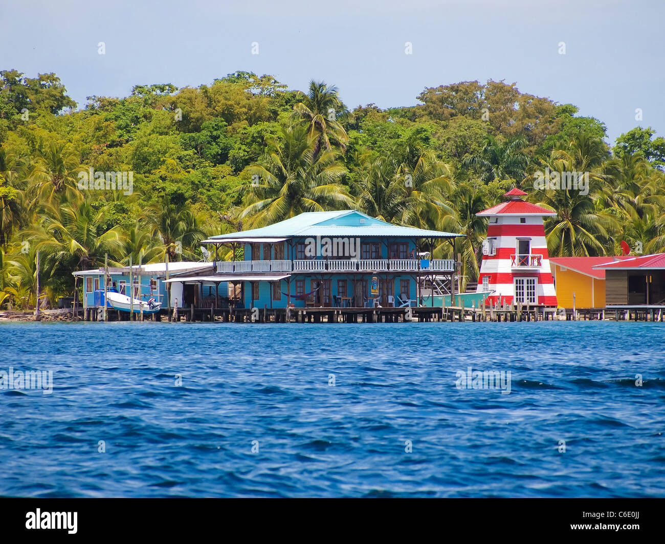 Costa Tropicale con colorati dei caraibi casa in Bocas del Toro, Panama America Centrale Foto Stock