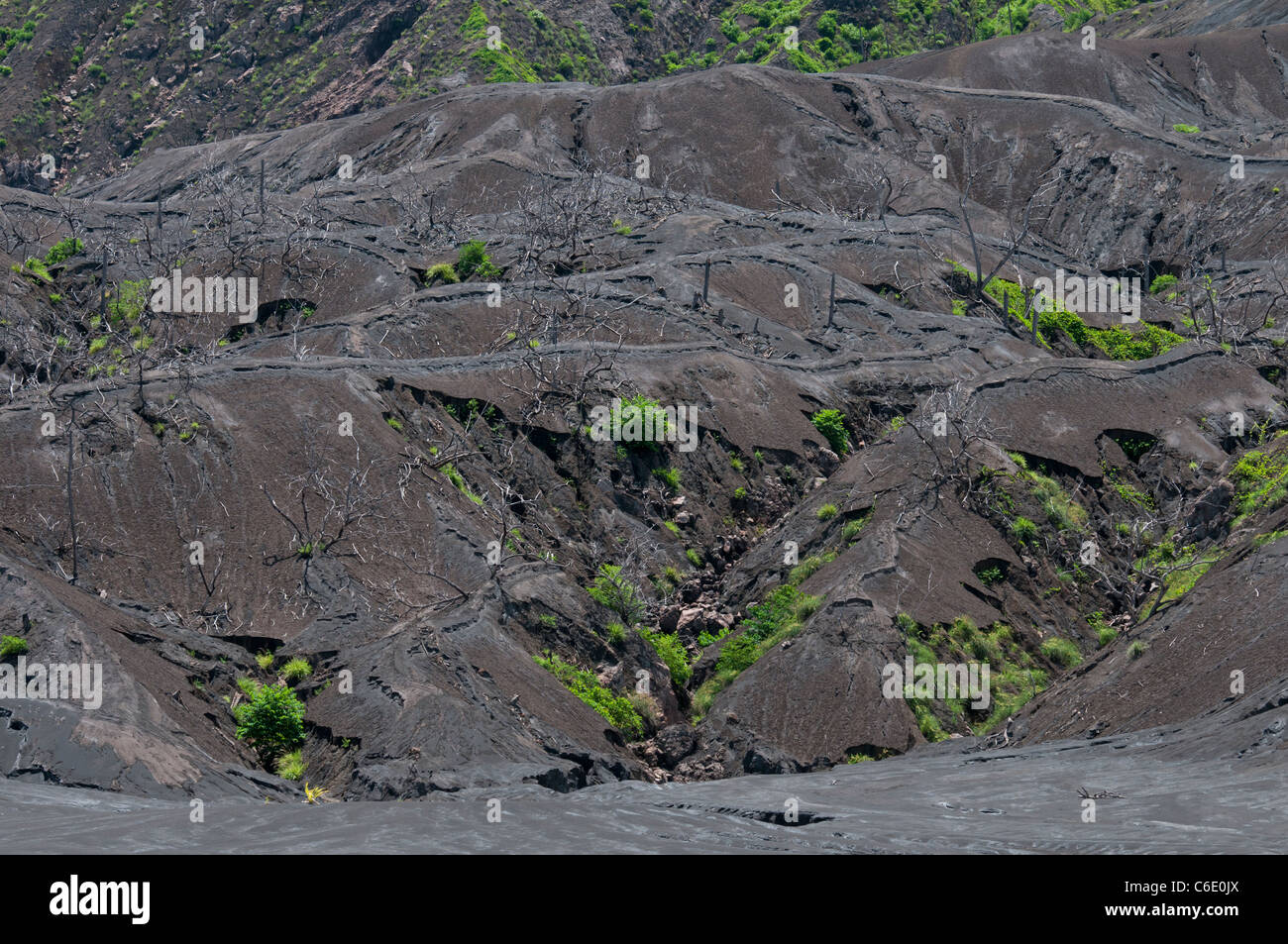 Cenere, roccia vulcanica e flusso di lava che ha coperto completamente Rabaul aeroporto vicino alla base del vulcano Tavurvur, East New Britain, Foto Stock