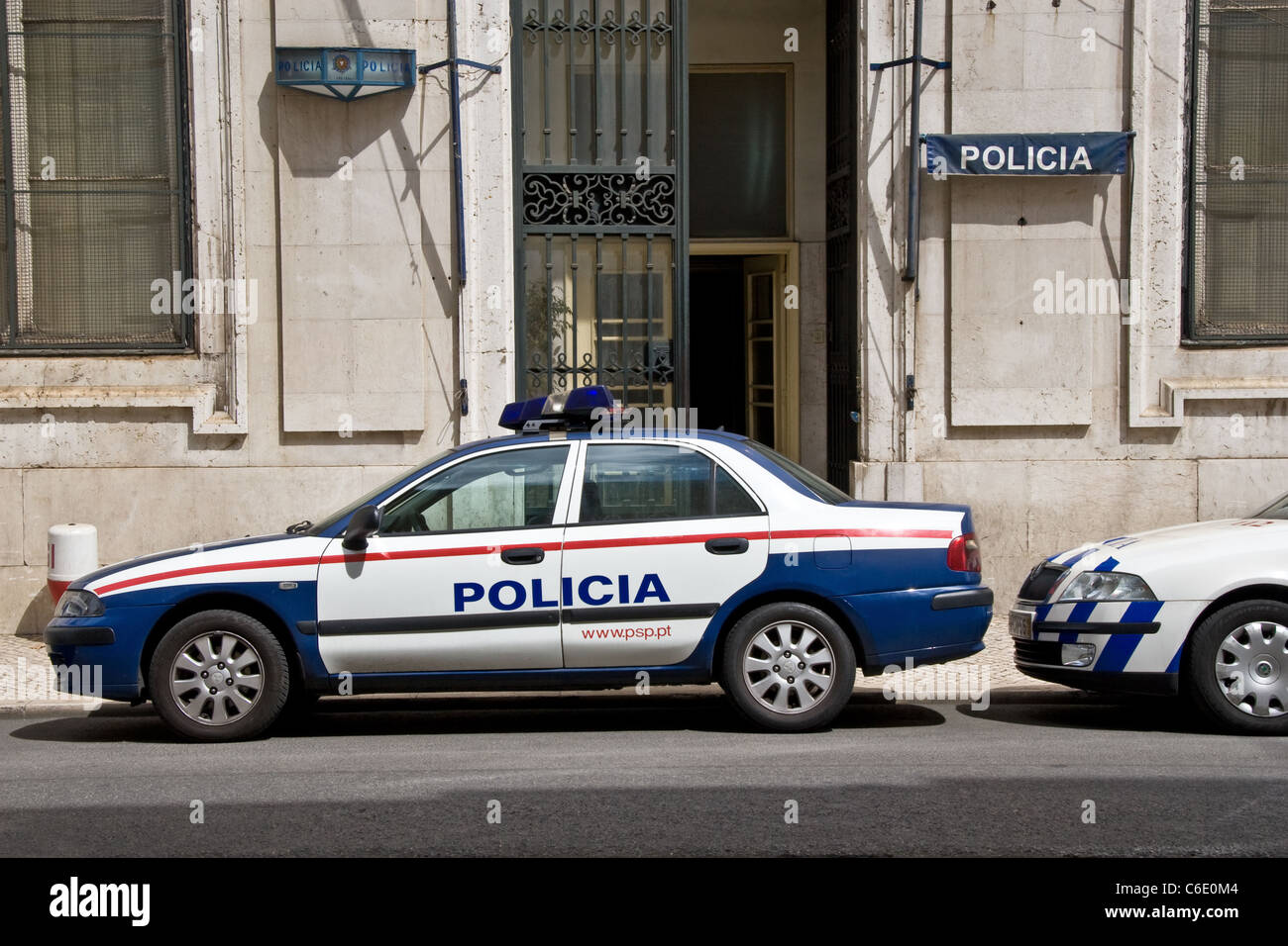 Auto della Polizia al di fuori della stazione di polizia, quartiere Baixa, centro di Lisbona, Portogallo Foto Stock