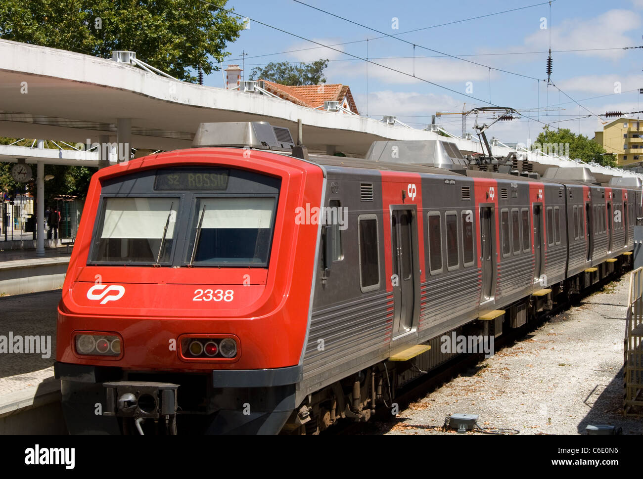 I treni locali da Lisbona (Rossio) alla stazione di Sintra. Sintra, nei pressi di Lisbona, Portogallo. Foto Stock