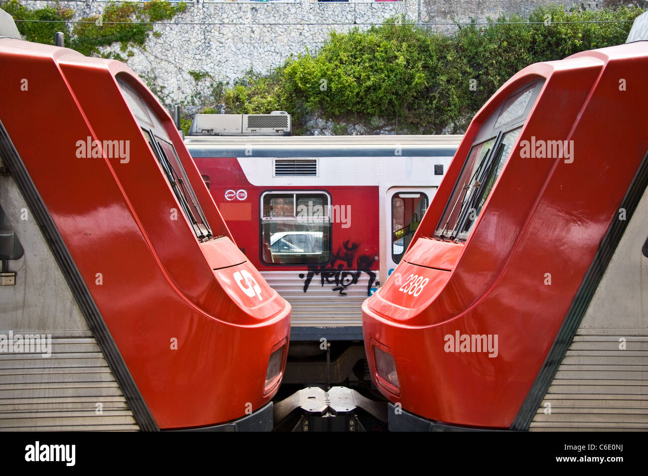 I treni locali da Lisbona (Rossio) alla stazione di Sintra. Sintra, nei pressi di Lisbona, Portogallo. Foto Stock
