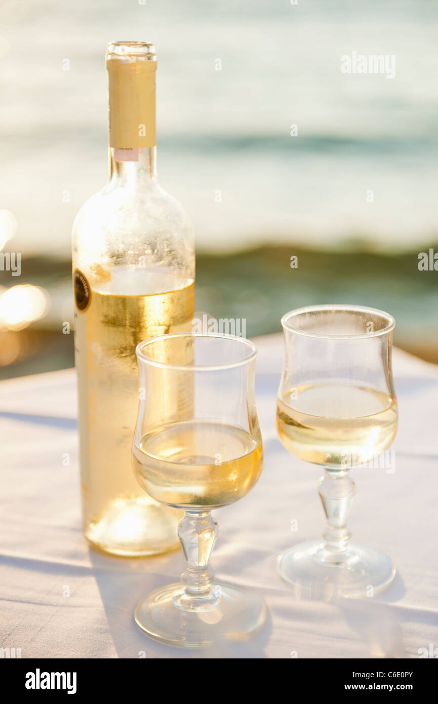 Grecia Cicladi, Mykonos, vino sulla tavola da mare Foto Stock