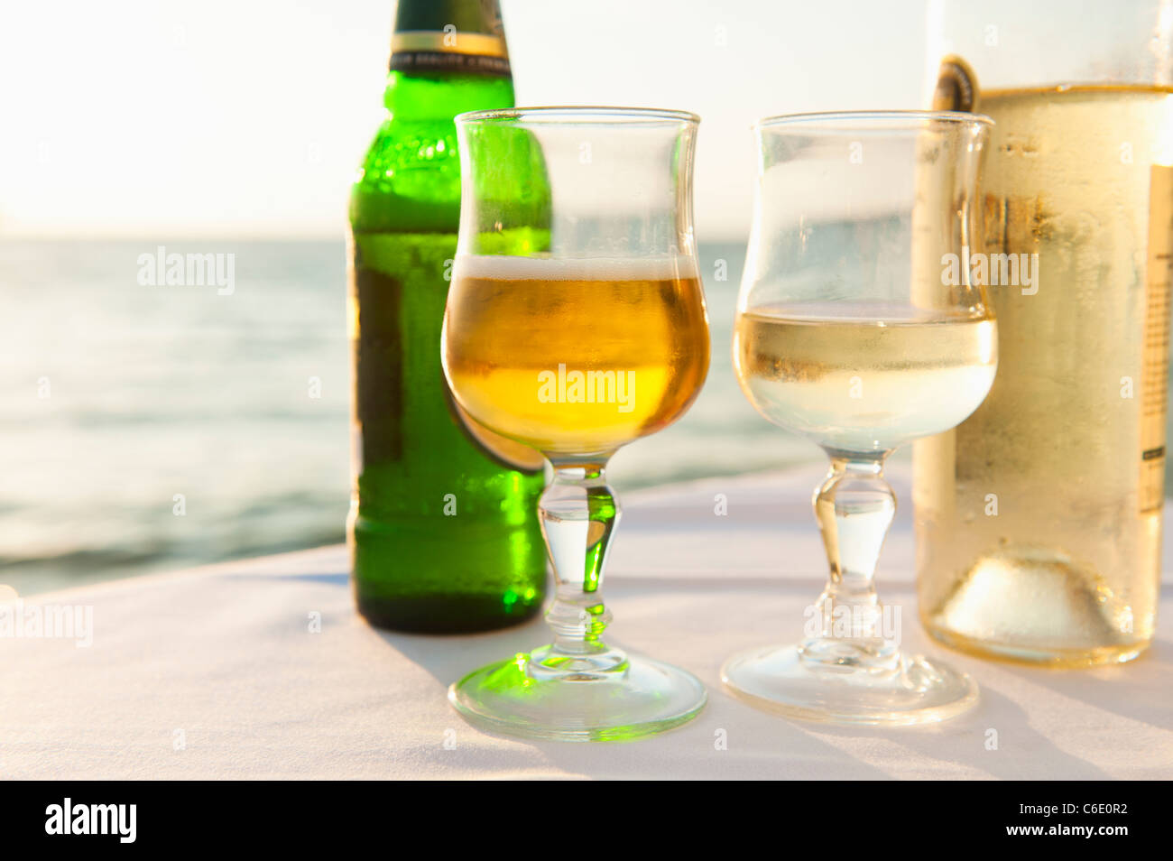 Grecia Cicladi, Mykonos, la birra e il vino sulla tavola da mare Foto Stock