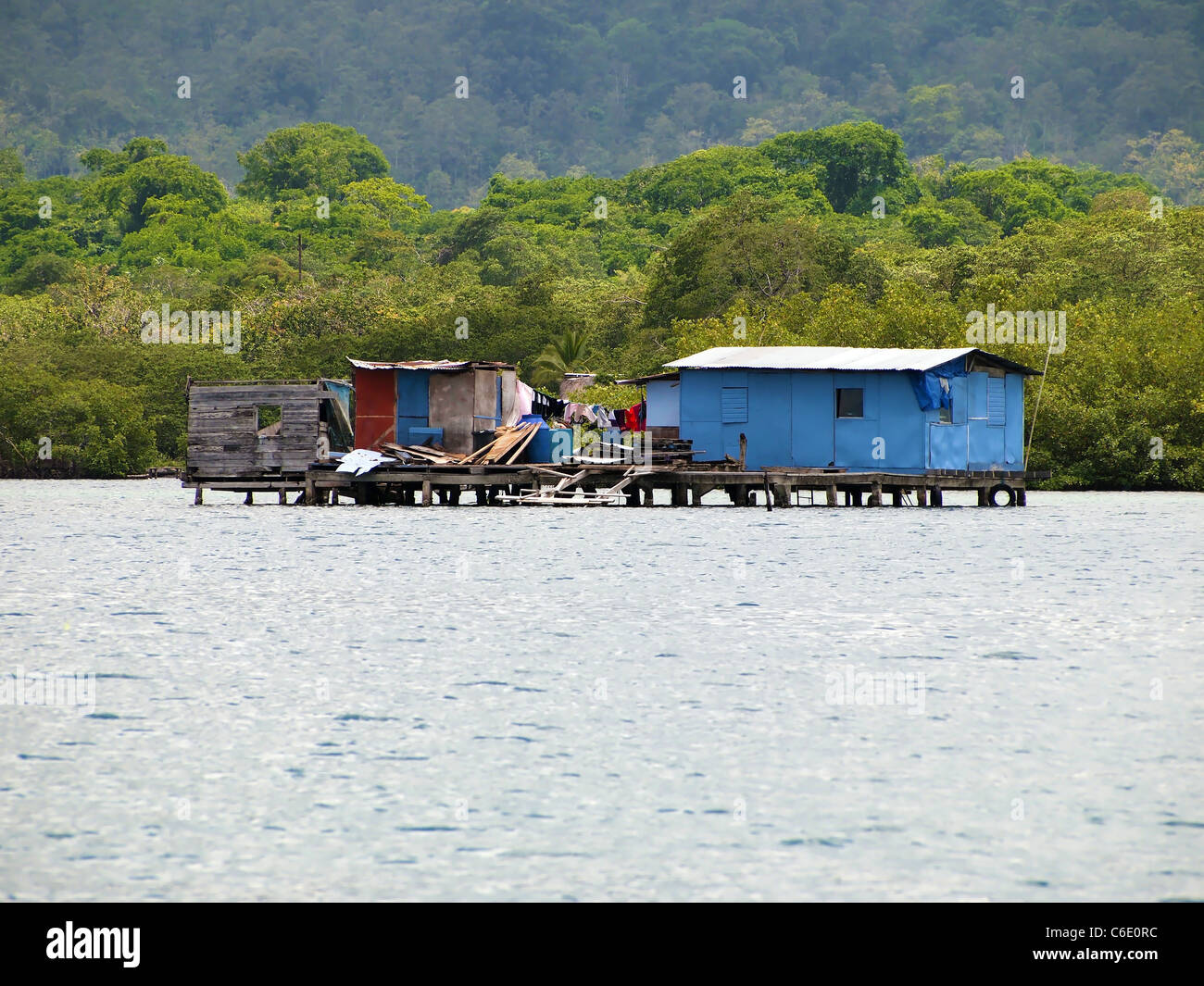 Capanna su palafitte nell arcipelago di Bocas del Toro Foto Stock
