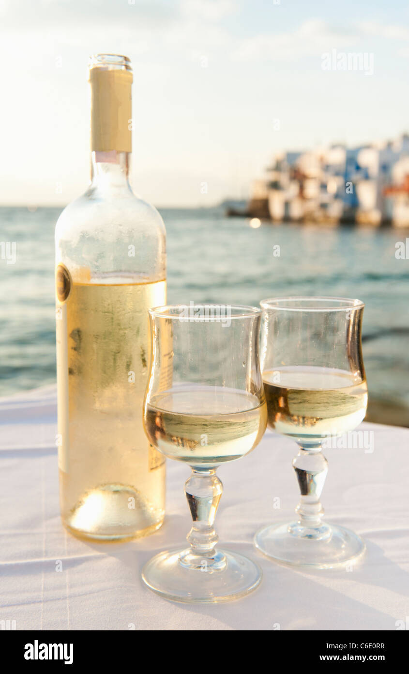 Grecia Cicladi, Mykonos, vino sulla tavola da mare Foto Stock