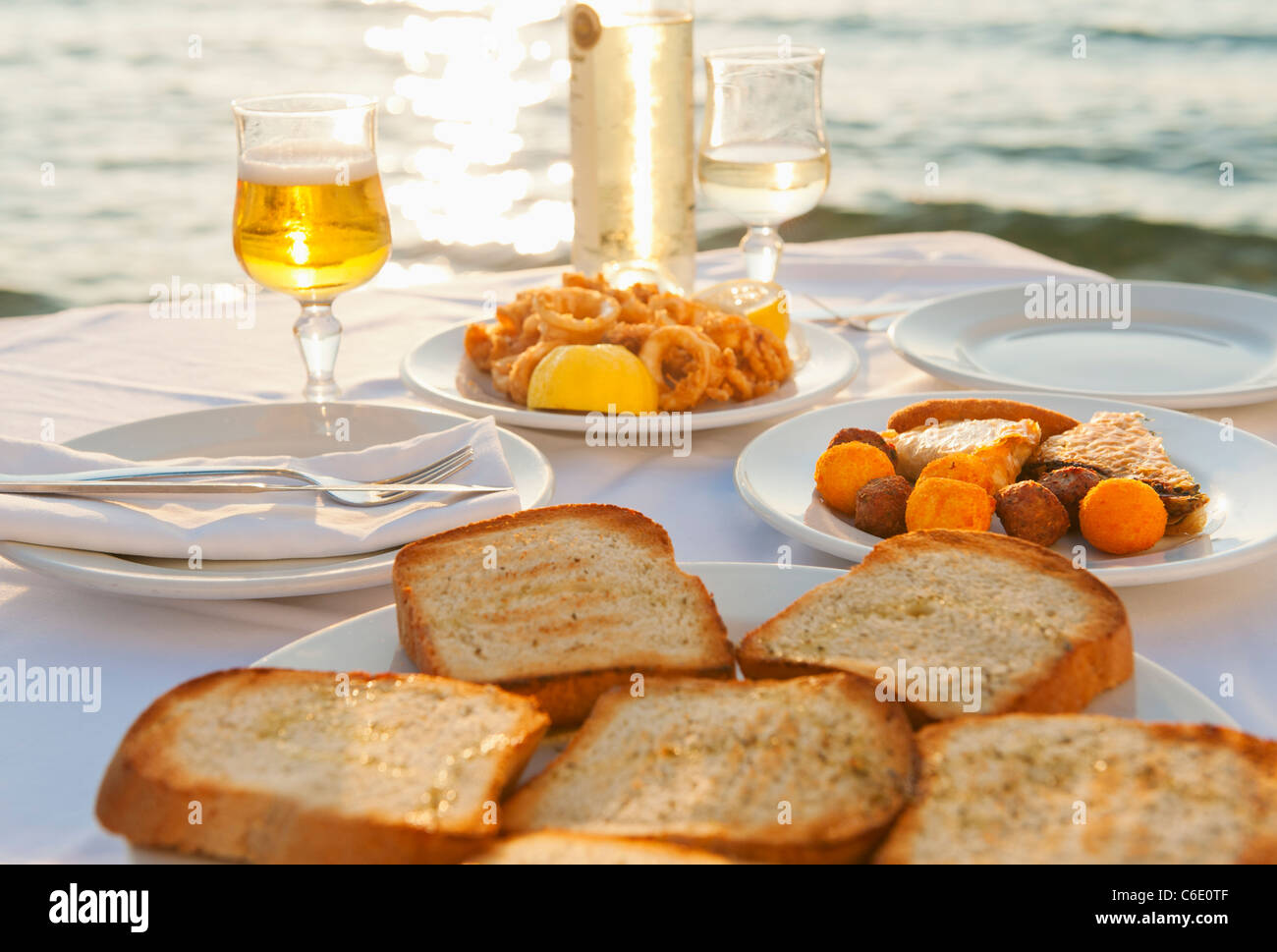 Grecia Cicladi, Mykonos, Calamari aperitivo sul set table per mare Foto Stock