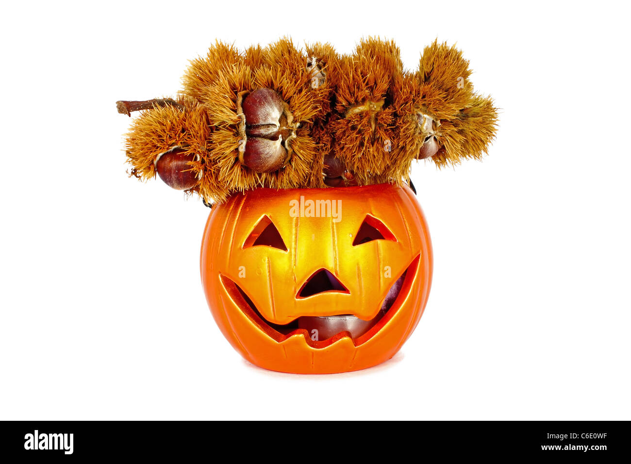 Piccola lanterna di Halloween con castagne isolati su sfondo bianco Foto Stock