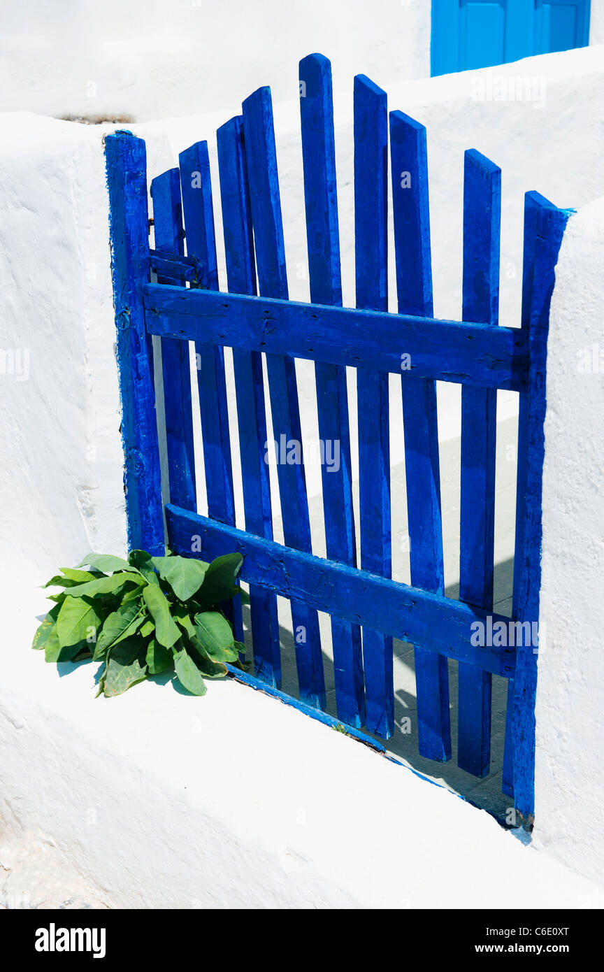 Grecia Cicladi, Santorini, Oia, recinzione blu fuori casa Foto Stock