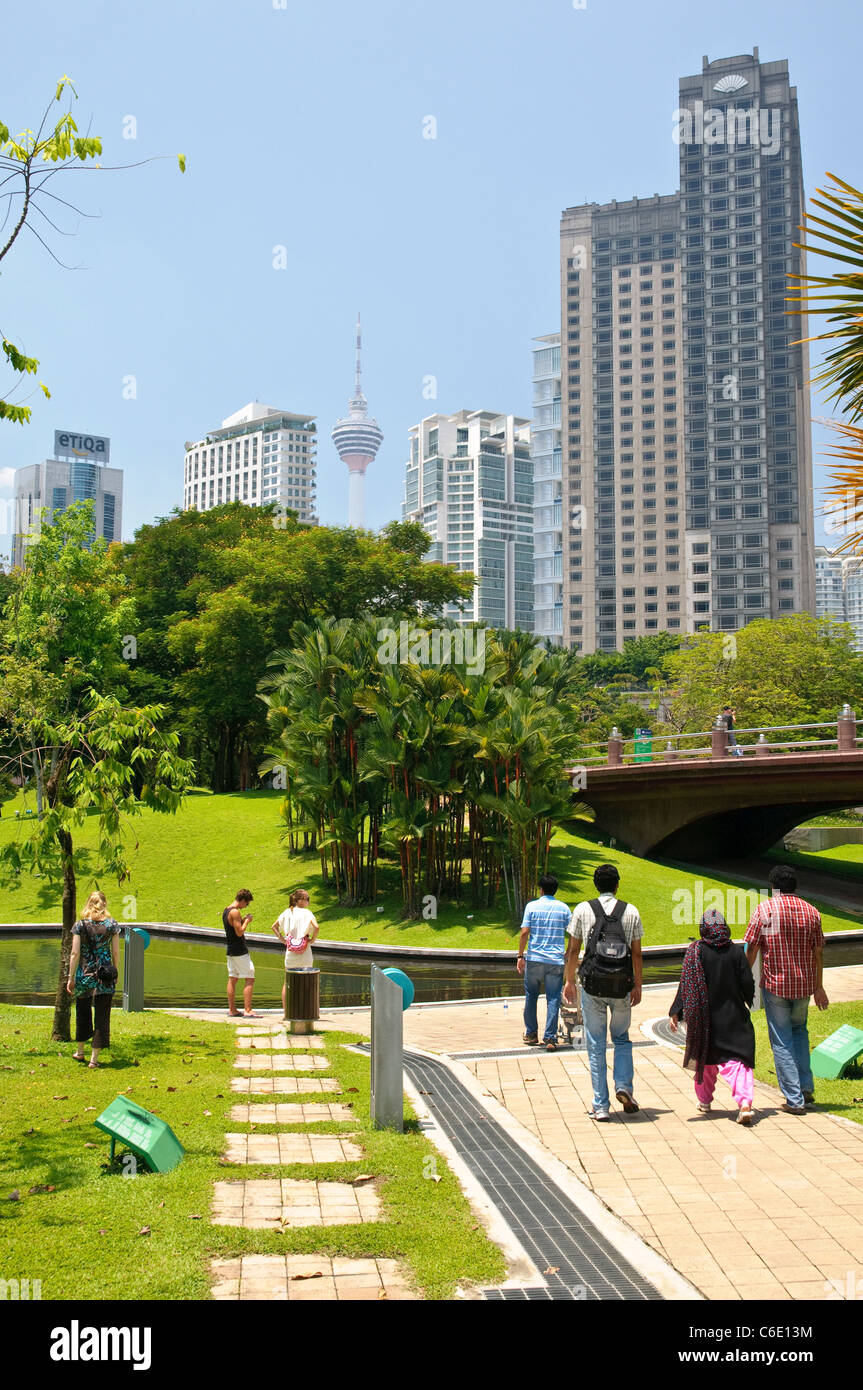 KLCC Park presso le Petronas Twin Towers di fronte alla skyline con edifici di uffici e hotel di Kuala Lumpur, Malesia, Asia Foto Stock