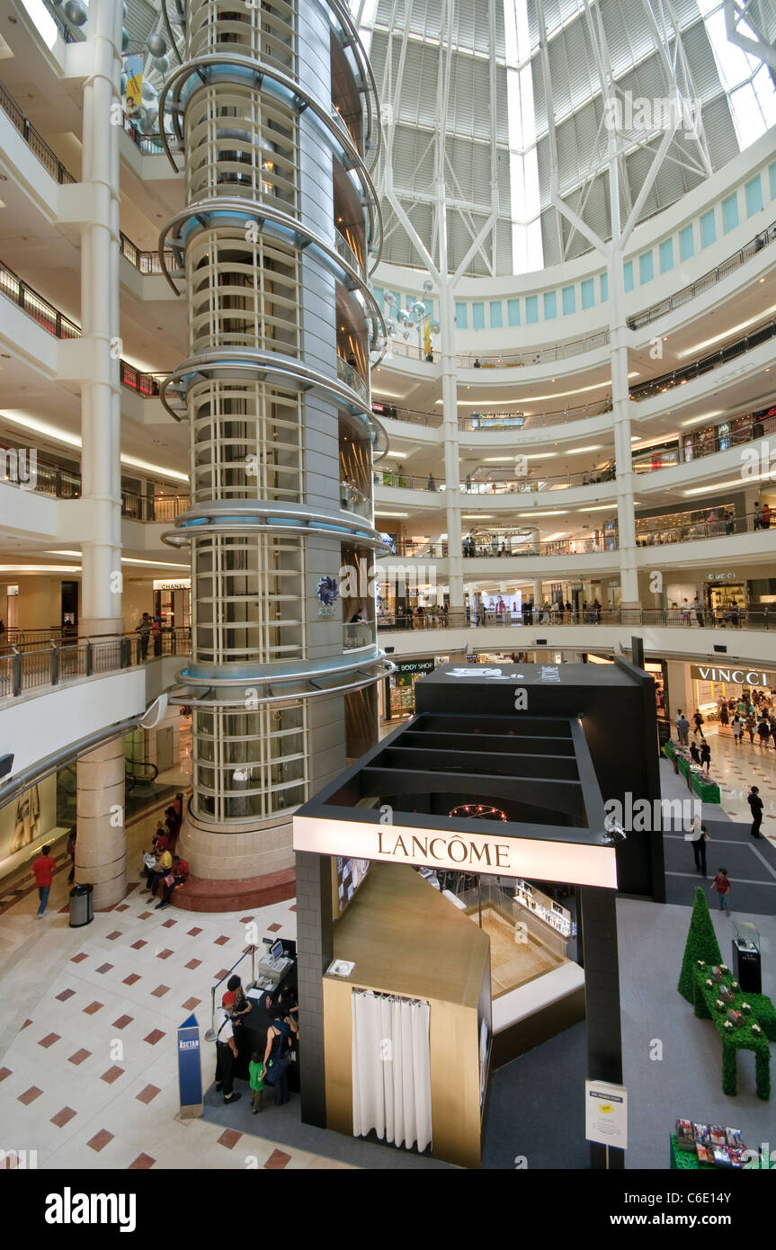 Suria KLCC Shopping Centre in Petronas Twin Towers, Kuala Lumpur, Malesia, Asia sud-orientale, Asia Foto Stock