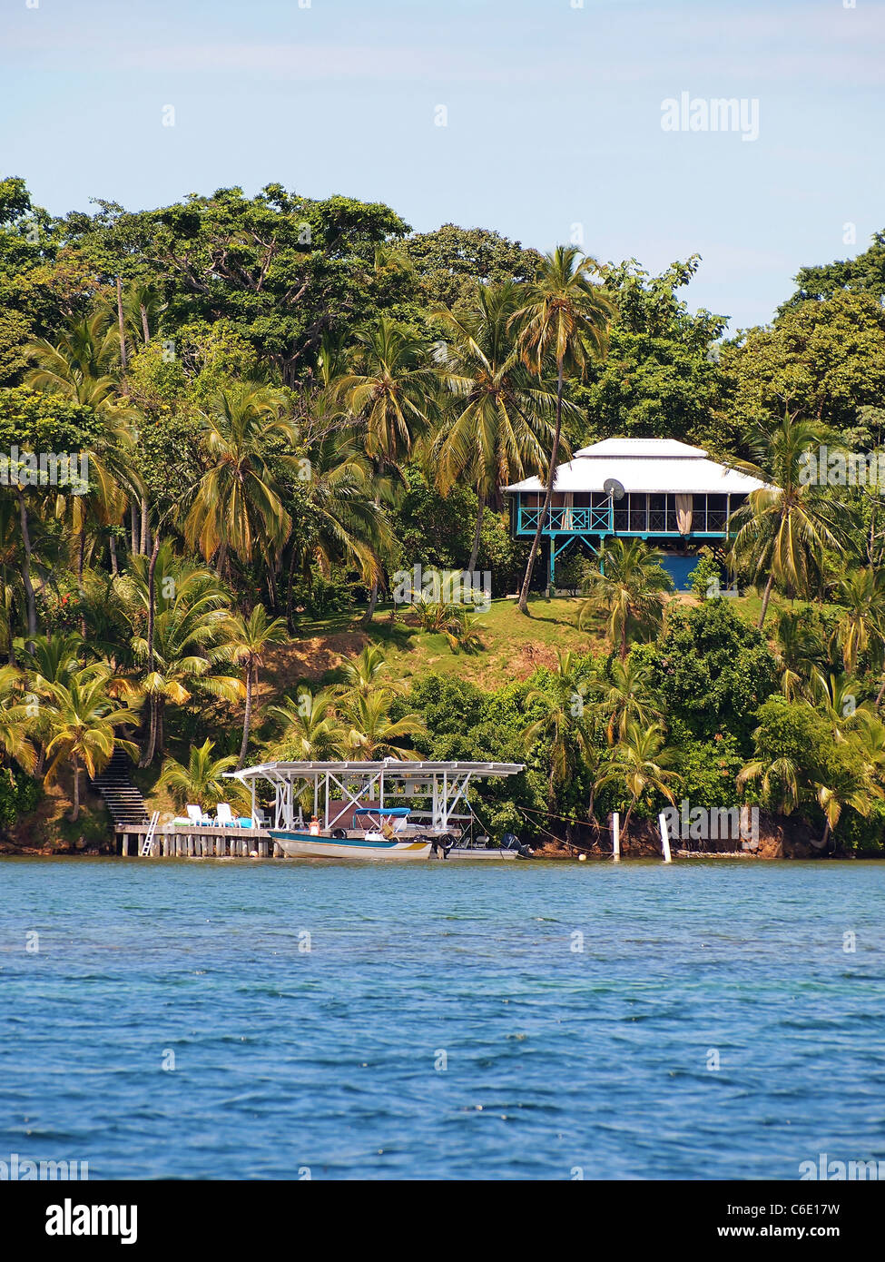 Casa dei caraibi con la barca e noci di cocco nell arcipelago di Bocas del Toro, Panama Foto Stock