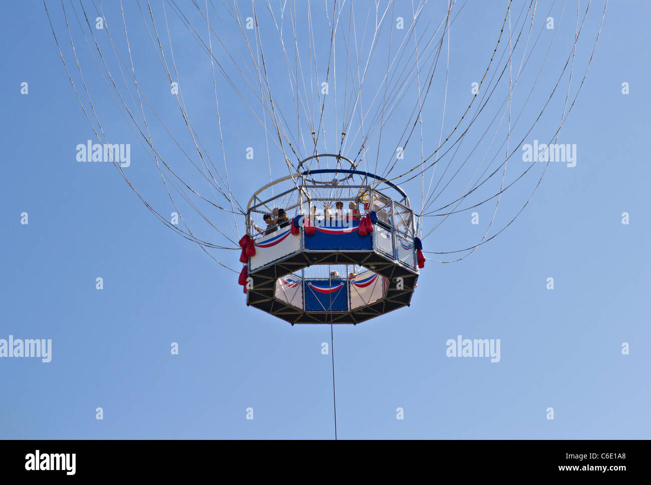 Palloncino elio cestello osservazione gondola - non visibile a palloncino, solo gente sospesa da molti fili e un tether corda Foto Stock