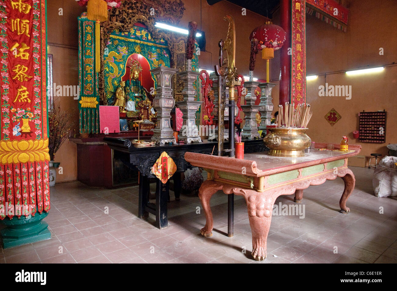 Altare in un tempio Cinese, Kuala Lumpur, Malesia, Asia sud-orientale, Asia Foto Stock