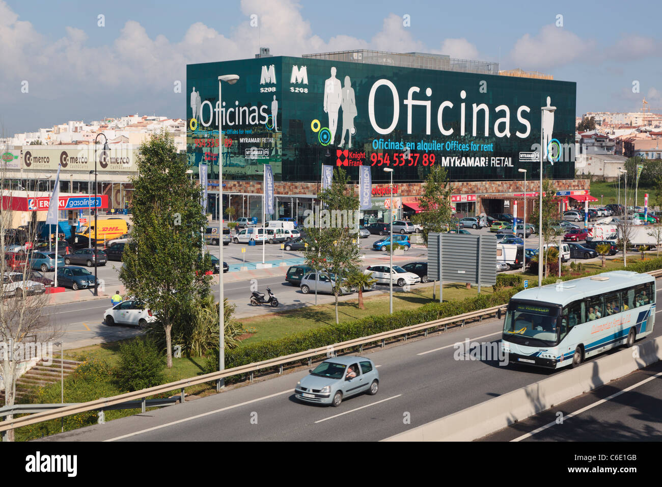 Sign in lingua spagnola pubblicità uffici in affitto, Fuengirola, Spagna. Foto Stock