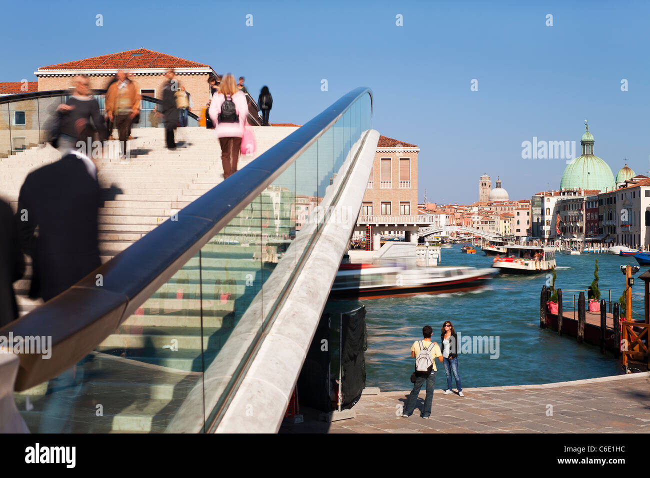 Nuovo Calatrava ponte che attraversa il Canal Grande Venezia, Italia e Europa Foto Stock