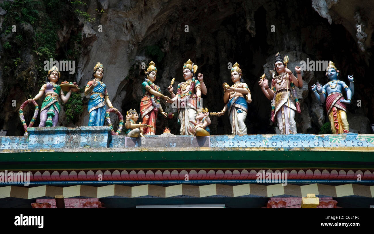 Figure indù nelle Grotte Batu, grotte di pietra calcarea vicino a Kuala Lumpur, Malesia, Asia sud-orientale, Asia Foto Stock
