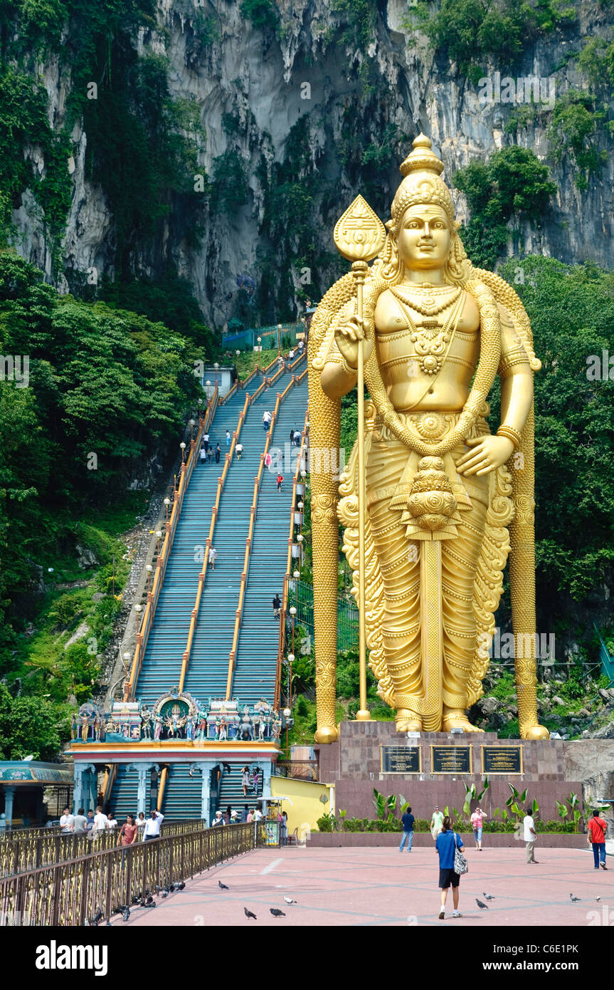 Statua del dio Murugan al piazzale delle Grotte Batu, grotte di pietra calcarea vicino a Kuala Lumpur in Malesia Foto Stock