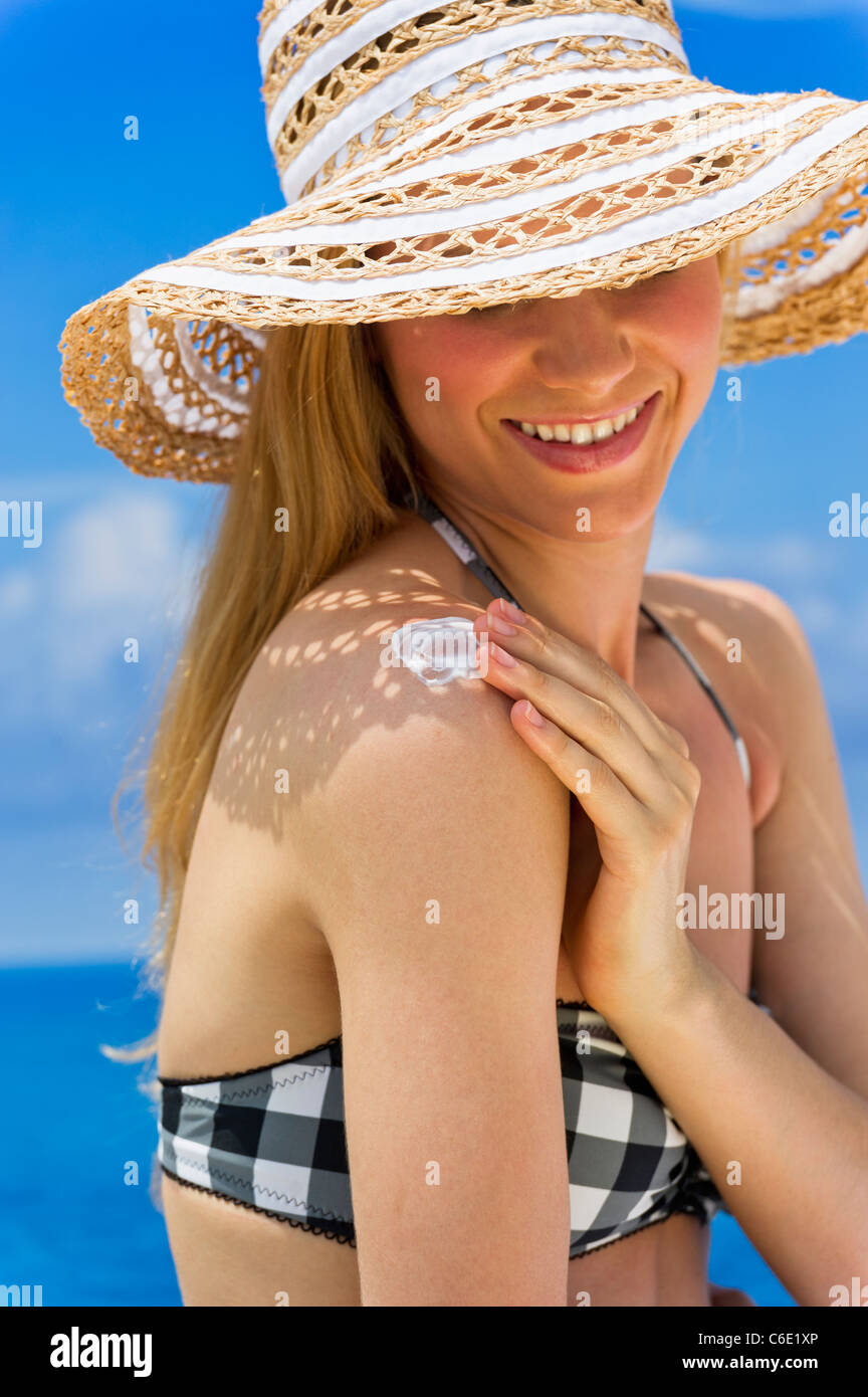 Stati Uniti d'America, New Jersey, Jersey City, donna l'applicazione di crema solare Foto Stock
